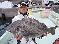 令和2年1月の情報です 日 釣り人 魚 サイズ 数 仕掛け エサ 24 金 岸和田の塩野氏 浅場の筏 風の中お一人様貸切でした 速い潮で1枚釣れました ボラもガンガン 腹パン年なしも有難うございました 卵も大きかったです 水温15 チヌ メジロ